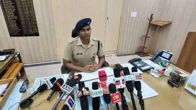 सट्टे का अवैध कारोबार करने वाले बड़ोरा निवासी रईस अंसारी के खिलाफ पुलिस की बड़ी कारवाई, आरोपी के खिलाफ बीते 24 सालों में 11 प्रकरण दर्ज है मोठपुर थाने में, पुलिस ने सट्टे के अवैध कारोबार से अर्जित 96 लाख 97 हजार 245 रूपये की सम्पत्ति को किया फ्रीज,
बारां एसपी अभिषेक अंदासू ने दी जानकारी।
#CMORajasthan #phqjaipur #baransp #vairalpost #trendingnews #BreakingNews #RajasthanNews #BJPNEWS #BaranNews #HealthCamp #kota #reels #MadanLalSaini #drdurgashankarsaini #JudiciaryCommittee