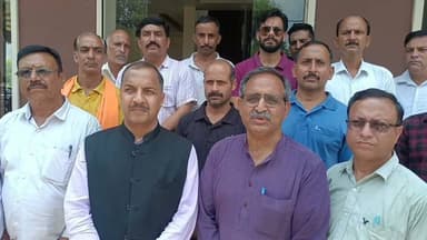 जुखाला कॉलेज से विज्ञान और वाणिज्य संकाय बंद करने के फैसले पर सियासत तेज हो गई है।
सदर विधायक त्रिलोक जमवाल ने कांग्रेस सरकार पर तीखा हमला बोलते हुए कहा कि यह फैसला ग्रामीण क्षेत्र के विद्यार्थियों के भविष्य के साथ अन्याय है। उन्होंने सरकार से तुरंत निर्णय वापस लेकर जुखाला कॉलेज में विज्ञान और वाणिज्य संकाय बहाल करने की मांग की।
उन्होंने कहा कि भाजपा छात्रों और अभिभावकों के साथ मिलकर इस मुद्दे को सड़क से लेकर सदन तक मजबूती से उठाएगी।
#JukhalaCollege #Bilaspur #TrilokJamwal# randhir Sharma#Himachal #Education #Science #Commerce