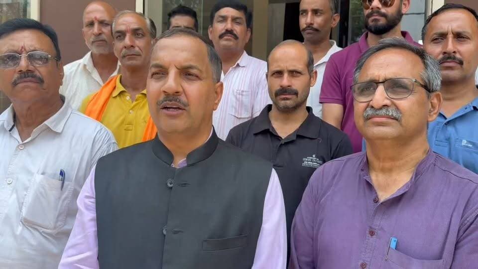 जुखाला कॉलेज से विज्ञान और वाणिज्य संकाय बंद करने के फैसले पर सियासत तेज हो गई है।
सदर विधायक त्रिलोक जमवाल ने कांग्रेस सरकार पर तीखा हमला बोलते हुए कहा कि यह फैसला ग्रामीण क्षेत्र के विद्यार्थियों के भविष्य के साथ अन्याय है। उन्होंने सरकार से तुरंत निर्णय वापस लेकर जुखाला कॉलेज में विज्ञान और वाणिज्य संकाय बहाल करने की मांग की।
उन्होंने कहा कि भाजपा छात्रों और अभिभावकों के साथ मिलकर इस मुद्दे को सड़क से लेकर सदन तक मजबूती से उठाएगी।
#JukhalaCollege #Bilaspur #TrilokJamwal #Himachal #Education #Science #Commerce