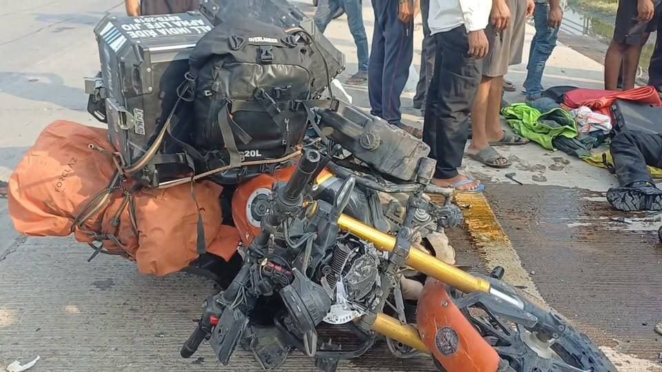 दिल्ली से पश्चिम बंगाल जा रहे बाइक राइडर के साथ कौशाम्बी में बड़ा हादसा!
कोखराज में तेज रफ्तार ट्रक ने बाइक को टक्कर मार दी। हादसे में राइडर गंभीर रूप से घायल हो गया। पुलिस ट्रक की तलाश में जुटी है।
#Kaushambi #BreakingNews #RoadAccident #BikeRider #TruckAccident #UPNews #Prayagraj #HighwayAccident #ViralNews #LatestNews #HindiNews #UttarPradesh #NewsUpdate #AccidentNews #StaySafe #TrafficRules #RoadSafety #Police #Breaking #trendingnow