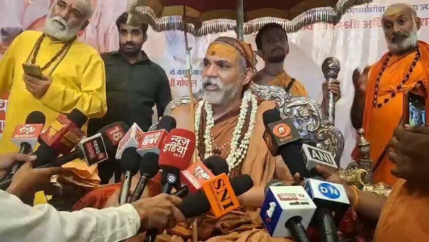 बुलडोजर बनाम कानून-व्यवस्था!"
शंकराचार्य ने बिना नाम लिए सीएम योगी पर सबसे तीखा हमला बोला।
कहा— "बुलडोजर चलता रहा, लेकिन हत्याएं और बलात्कार जैसी घटनाएं होती रहीं।"
क्या बुलडोजर अपराध रोकने का स्थायी समाधान है, या कानून-व्यवस्था पर नए सवाल खड़े हो रहे हैं? बयान के बाद सियासी पारा चढ़ गया।
#Shankaracharya #YogiAdityanath #UPPolitics #BreakingNews #PoliticalDebate #ViralVideo #HindiNews #GaonKaSafarnama #SonuYadav
