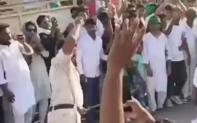 😡 बिहार में पुलिस की निष्पक्षता पर उठे सवाल!
कुछ दिन पहले बिहार पुलिस के एक वरिष्ठ अधिकारी के उस बयान पर विवाद हुआ था, जिसमें ड्यूटी के दौरान तिलक लगाने को लेकर टिप्पणी की गई थी। अब मोहर्रम के दौरान एक पुलिस इंस्पेक्टर के तलवारबाज़ी करते हुए वीडियो के सामने आने के बाद सोशल मीडिया पर इसे लेकर तीखी प्रतिक्रियाएं देखने को मिल रही हैं। लोग पुलिस के लिए समान आचरण के नियम लागू करने की मांग कर रहे हैं।
#Bihar #BiharPolice #Muharram #BreakingNews #Police #IndiaNews #TrendingNews #BharatNamaNews #NewsUpdate