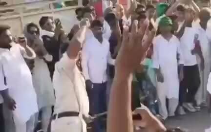😡 बिहार में पुलिस की निष्पक्षता पर उठे सवाल!
कुछ दिन पहले बिहार पुलिस के एक वरिष्ठ अधिकारी के उस बयान पर विवाद हुआ था, जिसमें ड्यूटी के दौरान तिलक लगाने को लेकर टिप्पणी की गई थी। अब मोहर्रम के दौरान एक पुलिस इंस्पेक्टर के तलवारबाज़ी करते हुए वीडियो के सामने आने के बाद सोशल मीडिया पर इसे लेकर तीखी प्रतिक्रियाएं देखने को मिल रही हैं। लोग पुलिस के लिए समान आचरण के नियम लागू करने की मांग कर रहे हैं।
#Bihar #BiharPolice #Muharram #BreakingNews #Police #IndiaNews #TrendingNews #BharatNamaNews #NewsUpdate
