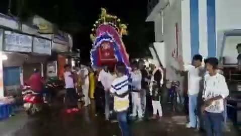 मुहर्रम के बाद सड़कों पर सफाई अभियान, वायरल वीडियो चर्चा में
पश्चिम बंगाल में मुहर्रम के बाद सोशल मीडिया पर एक वीडियो वायरल हो रहा है, जिसमें कुछ लोग सड़कों की सफाई करते नजर आ रहे हैं। वीडियो के साथ दावा किया जा रहा है कि प्रशासन ने कानून-व्यवस्था और सार्वजनिक स्वच्छता बनाए रखने के तहत यह कार्रवाई कराई।
#WestBengal #Muharram #Cleanliness #LawAndOrder #BreakingNews