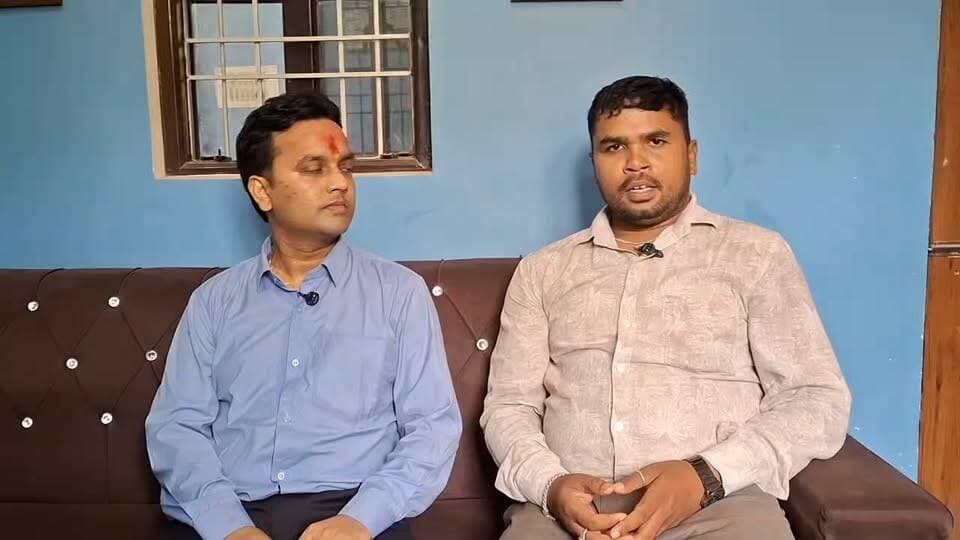 “हम बिहारी हैं… जब तक तोड़ेंगे नहीं, तब तक छोड़ेंगे नहीं! 💪
5 बार असफल होने के बाद भी नहीं मानी हार, अब बन गए राजस्व अधिकारी। जानिए सफलता का असली राज!”
#Bihar #SuccessStory #RevenueOfficer #Motivation #BPSC #StruggleToSuccess #ViralVideo #Inspiration #BihariPride #SuccessJourney #राजस्वअधिकारी #संघर्ष #सफलता