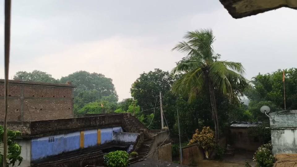 भीषण गर्मी से मिली राहत, दोपहर बाद अचानक बदला मौसम का मिजाज
अमरपुर: पिछले कई दिनों से पड़ रही भीषण गर्मी और उमस से परेशान लोगों को शनिवार दोपहर बाद बड़ी राहत मिली। अचानक मौसम ने करवट ली और आसमान में काले बादल छा गए। इसके बाद शुरू हुई रिमझिम बारिश ने पूरे क्षेत्र का मौसम सुहाना बना दिया।
#अमरपुर #मौसम #बारिश #गर्मीसेराहत #रिमझिमबारिश #WeatherUpdate #AmarpurNews #BankaNews #RainUpdate #MonsoonWeather