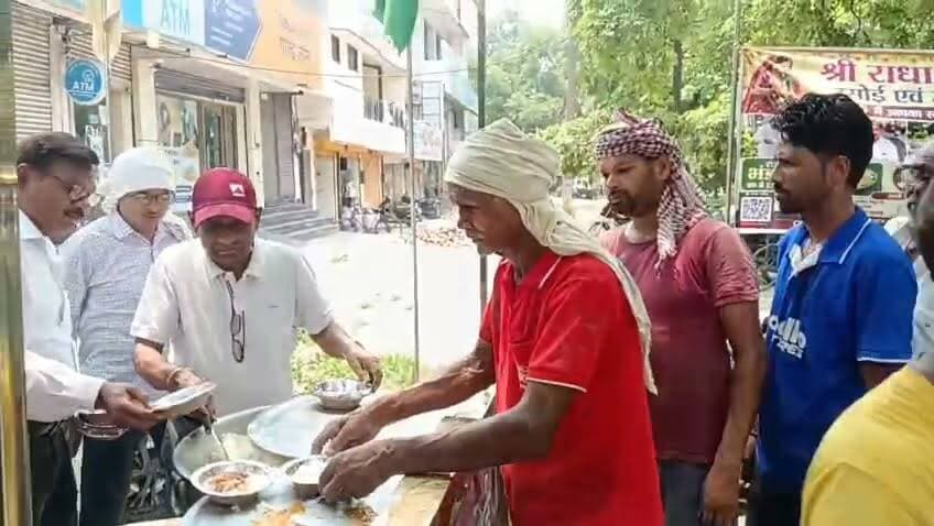 यमुनानगर के कृष्ण लाल चौधरी जी ने अपनी मैरिज एनिवर्सरी के पावन अवसर पर राधा रसोई, यमुनानगर में भंडारे का आयोजन कर मानव सेवा का प्रेरणादायक संदेश दिया।
इस पुण्य अवसर पर जरूरतमंदों को प्रेमपूर्वक भोजन प्रसाद वितरित किया गया। सेवा, समर्पण और संस्कार का यह सुंदर कार्य सभी के लिए प्रेरणा है।
💐 भगवान श्री राधा-कृष्ण से प्रार्थना है कि कृष्ण लाल चौधरी जी एवं उनके परिवार को उत्तम स्वास्थ्य, सुख-समृद्धि और दीर्घायु प्रदान करें तथा उनके वैवाहिक जीवन में सदैव प्रेम, खुशियाँ और मंगल बना रहे।
राधा रसोई, यमुनानगर की ओर से हार्दिक शुभकामनाएँ एवं वैवाहिक वर्षगांठ की अनंत बधाई। 🙏❤️
#MarriageAnniversary #Bhandara #Seva #RadhaRasoi #Yamunanagar #Humanity #Blessings