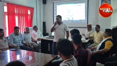 अगस्त्यमुनि में छात्रों की समस्याओं और नीट परीक्षा मुद्दे पर युवा कांग्रेस ने की चर्चा
युवा कांग्रेस और जिला कांग्रेस के जिलाध्यक्ष कुलदीप कंडारी एवं युवा जिला महामंत्री सुमित रावत के नेतृत्व में अगस्त्यमुनि में छात्रों के साथ संवाद कार्यक्रम आयोजित किया गया। कार्यक्रम में छात्रों की समस्याओं, नीट परीक्षा और परीक्षा प्रणाली में पारदर्शिता जैसे मुद्दों पर चर्चा की गई।
इस अवसर पर पूर्व विधायक मनोज रावत, पूर्व ब्लॉक प्रमुख प्रदीप थपलियाल, नगर पंचायत अध्यक्ष राजेंद्र गोस्वामी, ब्लॉक अध्यक्ष हरीश गुसाईं, दीपा देवी, रजनी रावत, रजनी रोथान, युवा ब्लॉक अध्यक्ष प्रियांशु, नीरज राणा, निशांत बिष्ट, अनुज कपरवान सहित कई कार्यकर्ता और छात्र मौजूद रहे।
कार्यक्रम में कहा गया कि छात्र अपनी मेहनत से सपनों को साकार करने का प्रयास करते हैं, इसलिए परीक्षाएं पूरी तरह निष्पक्ष, पारदर्शी और सुरक्षित होनी चाहिए।
🔹 "मेहनत का मान करो, पेपर लीक पर रोक करो।"
🔹 "छात्रों का एक ही नारा, निष्पक्ष हो हर परीक्षा हमारा।"
🔹 "न्यायपूर्ण परीक्षा, उज्ज्वल भविष्य।"
🔹 "पेपर लीक बंद करो, छात्रों का भविष्य सुरक्षित करो।"
#Agastyamuni #Rudraprayag #KuldeepKandari #SumitRawat #ManojRawat #NEET #StudentsVoice #YouthCongress #Uttarakhand #Wegarhwali