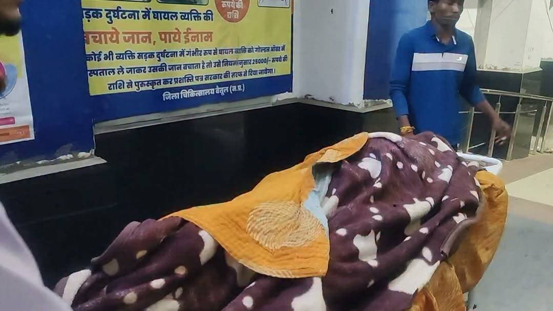⚡ खेत में गिरी आकाशीय बिजली, जेब में रखा मोबाइल भी फट गया... 30 वर्षीय युवक की दर्दनाक मौत 😢
📍 बैतूल | झल्लार थाना क्षेत्र
बैतूल जिले के झल्लार थाना क्षेत्र से एक बेहद दर्दनाक हादसा सामने आया है। बालनिया विजयग्राम निवासी 30 वर्षीय सुरेश पांसे की आकाशीय बिजली की चपेट में आने से मौत हो गई।
🌧️ शुक्रवार शाम करीब 5 बजे सुरेश अपनी पत्नी के साथ गंगा जी ढाना स्थित खेत में बारिश के दौरान लकड़ी लेने गए थे। तभी अचानक आकाशीय बिजली गिर गई। बिजली की चपेट में आने से सुरेश गंभीर रूप से झुलस गए, जबकि उनकी पत्नी सुरक्षित बच गई।
🏥 सुरेश को पहले झल्लार प्राथमिक स्वास्थ्य केंद्र और फिर बैतूल जिला अस्पताल ले जाया गया, जहां डॉक्टरों ने उन्हें मृत घोषित कर दिया।
📱 परिजनों के अनुसार हादसे के समय सुरेश की जेब में रखा मोबाइल भी बुरी तरह फट गया। प्रारंभिक आशंका है कि आकाशीय बिजली के तेज प्रभाव के कारण ऐसा हुआ। इस संबंध में पुलिस जांच कर रही है और अंतिम स्थिति जांच के बाद ही स्पष्ट होगी।
⚖️ शव को जिला अस्पताल की मॉर्चुरी में रखा गया है। शनिवार सुबह पोस्टमार्टम के बाद शव परिजनों को सौंपा जाएगा। पुलिस मामले की जांच में जुटी है।
🙏 बारिश और आंधी-तूफान के दौरान खुले खेतों, पेड़ों और बिजली के खंभों से दूर रहें। आपकी एक सावधानी जीवन बचा सकती है।
📲 ऐसी ही विश्वसनीय और सबसे तेज़ खबरों के लिए पेज को Follow करें, पोस्ट को Like, Comment और Share करना न भूलें
#बैतूल #झल्लार #BreakingNews #Betul #BetulNews #Lightning #आकाशीयबिजली #दर्दनाकहादसा #RainAlert #MadhyaPradesh #MPNews #MobileBlast #WeatherAlert #HindiNews #ViralNews #LatestNews #SadhanaPlusNews #StaySafe