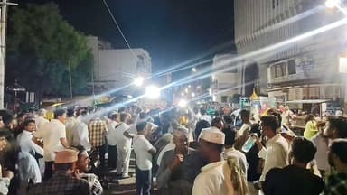 🕌 "या हुसैन" की सदाओं से गूंजा बैतूल, देर रात 1 बजे तक निकले ताजिए 🌙
📍 बैतूल में मोहर्रम के अवसर पर अकीदत, श्रद्धा और भाईचारे का अद्भुत नजारा देखने को मिला। शहर के आजाद वार्ड सहित विभिन्न वार्डों से ताजिए पूरे धार्मिक सम्मान और पारंपरिक रीति-रिवाजों के साथ निकाले गए।
✨ सभी ताजिए अपने निर्धारित मार्गों से होते हुए गांधी चौक पहुंचे, जहां बड़ी संख्या में लोगों ने उनका इस्तकबाल किया। इसके बाद ताजिए कर्बला की ओर रवाना हुए।
🖤 "या हुसैन" की सदाओं और मातम के बीच श्रद्धालुओं ने इमाम हुसैन की शहादत को याद किया। देर रात तक शहर में आस्था और श्रद्धा का अनूठा माहौल बना रहा।
👮♂️ जुलूस के दौरान पुलिस और प्रशासन पूरी तरह मुस्तैद रहा, जिससे आयोजन शांतिपूर्ण और सौहार्दपूर्ण वातावरण में संपन्न हुआ।
🤝 मोहर्रम के इस अवसर पर सभी समुदायों के लोगों ने आपसी भाईचारे, एकता और सामाजिक सौहार्द का संदेश दिया।
❤️ आप भी इमाम हुसैन की कुर्बानी और इंसानियत के संदेश को सलाम करें।
📲 ऐसी ही विश्वसनीय और तेज़ खबरों के लिए हमारे पेज को Follow करें, पोस्ट को Like, Comment और Share करना न भूलें।
#बैतूल #Moharram #Muharram2025 #YaHussain #ImamHussain #ताजिया #गांधीचौक #कर्बला #Betul #BetulNews #MadhyaPradesh #MPNews #Harmony #Brotherhood #Unity #HindiNews #BreakingNews #ViralNews #TrendingNews