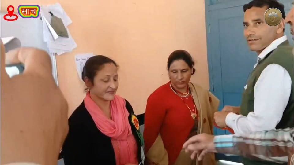 "बच्चों की बेहतर शिक्षा के लिए नई टीम तैयार! 📚👏 राजकीय वरिष्ठ माध्यमिक विद्यालय साच में स्कूल प्रबंधन समिति (SMC) का हुआ गठन।"
📍साच | शिक्षा
राजकीय वरिष्ठ माध्यमिक विद्यालय साच में स्कूल प्रबंधन समिति (SMC) का गठन किया गया। समिति में श्रीमती रेखा कुमारी को सर्वसम्मति से अध्यक्षा तथा पिंची देवी को उपाध्यक्षा चुना गया।
इस अवसर पर विद्यालय के अध्यापकों एवं अभिभावकों की उपस्थिति में बैठक आयोजित हुई, जिसमें विद्यालय के विकास, विद्यार्थियों की गुणवत्ता पूर्ण शिक्षा और अभिभावकों की सहभागिता को और मजबूत बनाने पर चर्चा की गई।
नई कार्यकारिणी से विद्यालय के समग्र विकास और शिक्षा व्यवस्था को नई दिशा मिलने की उम्मीद जताई गई।
आप सभी नवनिर्वाचित पदाधिकारियों को हार्दिक बधाई एवं शुभकामनाएँ। 🌸
#SMC #SchoolManagementCommittee #Sach #Education #HimachalPradesh #Chamba #TribalArea #SchoolDevelopment #HimSandesh #EducationForAll @टॉप फ़ैन हिम संदेश Pangi Administration