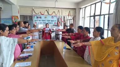 "जब बहू बनी शपथ दिलाने वाली अधिकारी और ससुर बने जनप्रतिनिधि... आदर्श ग्राम पंचायत नौणी में दिखा लोकतंत्र का अनोखा और प्रेरणादायक दृश्य! ❤️🇮🇳"
आदर्श ग्राम पंचायत नौणी में नव-निर्वाचित पंचायत सदस्यों को पद एवं गोपनीयता की शपथ इंजीनियर शिवानी प्रधान ने दिलाई। इस दौरान सबसे खास और भावुक पल तब आया, जब बहू ने अपने ससुर को जनप्रतिनिधि के रूप में शपथ दिलाई।
यह अनूठा दृश्य न केवल पारिवारिक सम्मान और विश्वास का प्रतीक बना, बल्कि लोकतंत्र की खूबसूरती और बदलते समाज की सकारात्मक तस्वीर भी पेश कर गया।
💐 नव-निर्वाचित सभी जनप्रतिनिधियों को सफल कार्यकाल के लिए हार्दिक शुभकामनाएं।
#NauniPanchayat #GramPanchayat #OathCeremony #Democracy #HimachalPradesh #LocalGovernance #PositiveNews #TheNewsRadar