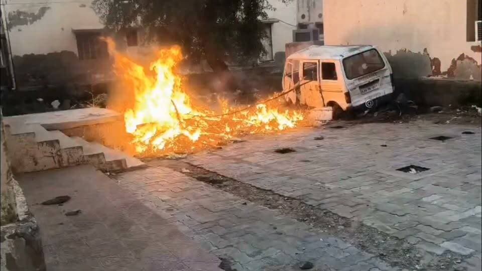 चूरू भर्तिया अस्पताल के आपातकालीन वार्ड के पीछे लगी आग.. नगर परिषद की दमकल पहुंची मौके पर..
#4समाचार #newschuru #dbh #आपातकालीन #AAG #नगर परिषद #दमकल