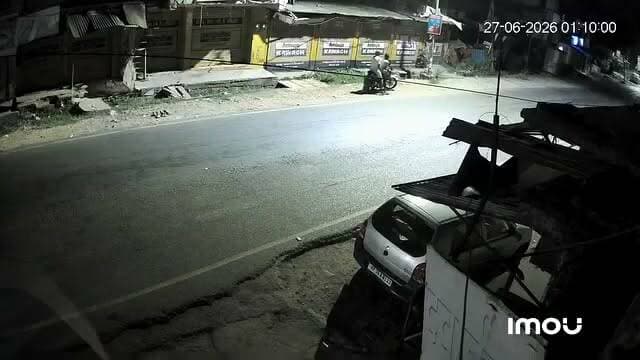 53 मील कांगड़ा में चोरी की कोशिश नाकाम: CCTV में कैद हुए दो चोर, कुत्ते के भौंकने से जागे ग्रामीण, लाठी-डंडों से खदेड़ा, बाइक छोड़कर भागे आरोपी #himachal #Kangra #followerseveryone #highlightseveryonefollowers #videosvirales #viral