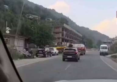 मनाली में चलती कार के सनरूफ से बाहर निकलकर वीडियो बना रहे पर्यटक पर पुलिस की कार्रवाई, ₹3,500 का काटा चालान #himachal #Kangra #hamirpurhimachalpradesh #hamirpur_the_heart_of_himachal #hamirpurarchitect #hamirpurcakeartist #Hamirpur #followerseveryone #highlightseveryonefollowers #videosvirales #viralreelschallenge