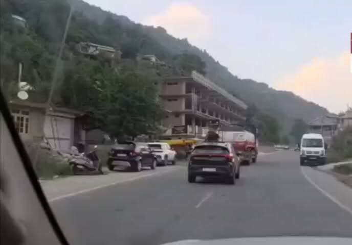 मनाली में चलती कार के सनरूफ से बाहर निकलकर वीडियो बना रहे पर्यटक पर पुलिस की कार्रवाई, ₹3,500 का काटा चालान #himachal #Kangra #hamirpurhimachalpradesh #hamirpur_the_heart_of_himachal #hamirpurarchitect #hamirpurcakeartist #Hamirpur #followerseveryone #highlightseveryonefollowers #videosvirales #viralreelschallenge