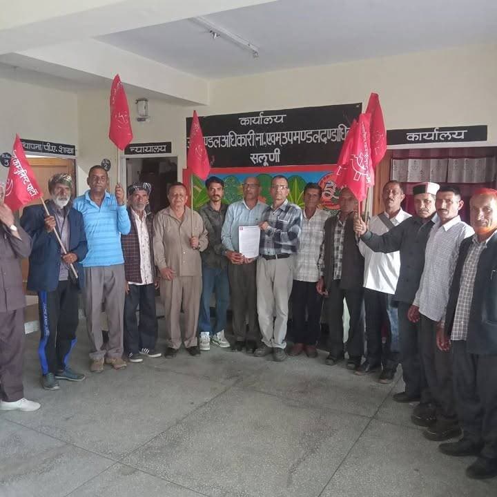 सीपीआई ने जनसमस्याओं को लेकर SDM Salooni से राष्ट्रपति के नाम सौंपा ज्ञापन
Pahadi News
Suneel Pahadi ✍️
सलूणी, 27 जून।
भारतीय कम्युनिस्ट पार्टी (CPI) जिला परिषद चंबा ने शनिवार को देशव्यापी विरोध प्रदर्शन के आह्वान के तहत सलूणी में प्रदर्शन कर राष्ट्रपति के नाम उपमंडलाधिकारी (नागरिक) सलूणी के माध्यम से ज्ञापन सौंपा।
ज्ञापन में पार्टी ने केंद्र सरकार पर हिमाचल प्रदेश के साथ भेदभाव करने का आरोप लगाते हुए Revenue Deficit Grant (RDG) को तुरंत बहाल करने की मांग की। इसके अलावा प्रदेश में लगाए जा रहे स्मार्ट मीटरों का विरोध करते हुए बढ़ती महंगाई, बेरोजगारी और आर्थिक बोझ कम करने के लिए ठोस कदम उठाने की मांग की गई।
पार्टी ने मनरेगा के तहत 250 दिन का रोजगार, NEET सहित सभी पेपर लीक मामलों की CBI जांच, किसानों और मजदूरों का कर्ज माफ करने, सभी फसलों पर कानूनी MSP की गारंटी, वन अधिकार अधिनियम (FRA) का प्रभावी क्रियान्वयन, सरकारी अस्पतालों में स्वास्थ्य सुविधाओं को मजबूत करने, सरकारी नशा मुक्ति केंद्रों की संख्या बढ़ाने, अग्निवीर योजना समाप्त कर नियमित सैन्य भर्ती शुरू करने, श्रम संहिताओं को वापस लेने, आउटसोर्स कर्मचारियों को नियमित करने तथा पेट्रोल, डीजल और रसोई गैस की बढ़ी हुई कीमतें वापस लेने सहित कई मांगें उठाईं।
जिला सचिव मनोज ठाकुर ने कहा कि यदि सरकार जनहित के इन मुद्दों पर शीघ्र सकारात्मक निर्णय नहीं लेती है तो भारतीय कम्युनिस्ट पार्टी जनता के साथ मिलकर लोकतांत्रिक तरीके से व्यापक जन आंदोलन चलाएगी, जिसकी जिम्मेदारी सरकार की होगी।
#HimachalNews #Chamba #Salooni #CPI #CommunistParty #Protest #Memorandum #RDG #SmartMeter #MNREGA #MSP #NEET #Agniveer #HimachalPradesh #BreakingNews #NewsUpdate #IndiaNews