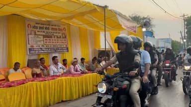 सासाराम में ताजिया पहलाम को लेकर डीएम दीपक कुमार मिश्रा और एसपी रौशन कुमार ने बाइक से शहर की गलियों में गश्ती कर सुरक्षा व्यवस्था का जायजा लिया।
#rohtasdistrict