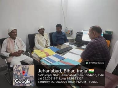 *28 जून को आयोजित होने वाली सिपाही भर्ती परीक्षा के अभ्यर्थियों से निर्धारित दर से अधिक किराया वसूलने वालों पर होगी सख्त कार्रवाई*
जिला पदाधिकारी, जहानाबाद श्रीमती छिरिड• वाई भूटिया एवं पुलिस अधीक्षक, जहानाबाद श्री कोटा किरण कुमार के निर्देशानुसार जिला परिवहन पदाधिकारी श्री अविनाश कुमार द्वारा सूचित किया गया है कि दिनांक 28 जून, 2026 को आयोजित होने वाली " *सिपाही भर्ती परीक्षा* " में शामिल होने आ रहे अभ्यर्थियों से निर्धारित दर से अधिक किराया वसूलने वाले वाहन मालिकों/चालकों के विरुद्ध कड़ी कानूनी कार्रवाई की जाएगी।
जिला परिवहन पदाधिकारी ने बताया कि जहानाबाद जिले में इस परीक्षा हेतु कुल 10 परीक्षा केंद्र बनाए गए हैं, जहाँ विभिन्न शहरों और जिलों से अभ्यर्थी पहुंचेंगे। बस स्टैंड या रेलवे स्टेशन से परीक्षा केंद्रों तक आने-जाने के लिए यदि किसी भी वाहन द्वारा सरकार द्वारा तय किराए से अधिक राशि वसूली जाती है, तो उनके खिलाफ दंडात्मक कार्रवाई सुनिश्चित की जाएगी। प्रशासन अभ्यर्थियों की सुविधा और सुरक्षा के लिए पूरी तरह सतर्क है, जिसके लिए जिला परिवहन पदाधिकारी द्वारा आटो एसोसिएशन के साथ बैठक कर लिया गया है, अगर ऐसी कोई शिकायत आती है तो अभ्यर्थी इसका शिकायत जिला नियंत्रण कक्ष के दूरभाष संख्या 06114 - 223013 पर कर सकते है।
#जिला_प्रशासन_जहानाबाद
#IPRDBihar
Information & Public Relations Department, Government of Bihar