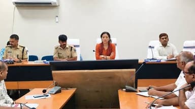 *28 जून को आयोजित होने वाली सिपाही भर्ती परीक्षा, 02/2026 के सफल एवं कदाचारमुक्त संचालन हेतु आयोजित की गई संयुक्त ब्रीफिंग,पुलिस एवं प्रशासनिक पदाधिकारियों तथा केन्द्राधीक्षकों को दिए गए आवश्यक निर्देश*
जिला पदाधिकारी, जहानाबाद श्रीमती छिरिड• वाई भूटिया एवं पुलिस अधीक्षक, जहानाबाद श्री कोटा किरण कुमार के संयुक्त अध्यक्षता में समाहरणालय स्थित ग्राम प्लेक्स भवन में 28 जून, 2026 को आयोजित होने वाली *"सिपाही भर्ती परीक्षा, 02/2026"* के सफल, निष्पक्ष एवं कदाचारमुक्त संचालन को लेकर प्रतिनियुक्त दंडाधिकारियों, पुलिस पदाधिकारियों, केन्द्राधीक्षकों एवं संबंधित विभागीय अधिकारियों के साथ विस्तृत बैठक आयोजित की गई।
बैठक में जिला पदाधिकारी ने निर्देश दिया कि परीक्षा का आयोजन अध्यक्ष, केन्द्रीय चयन पर्षद (सिपाही भर्ती ) के दिशा-निर्देशों के अनुरूप शांतिपूर्ण वातावरण एवं सुदृढ़ विधि-व्यवस्था के बीच संपन्न कराया जाए। उन्होंने कहा कि परीक्षा की गोपनीयता, निष्पक्षता एवं पारदर्शिता बनाए रखने में किसी भी स्तर पर लापरवाही कतई स्वीकार्य नहीं होगी।
जिले में सिपाही भर्ती परीक्षा के लिए कुल 10 परीक्षा केन्द्र बनाए गए हैं, जिसमे 5328 परीक्षार्थी शामिल होगें, जिसका विवरण निम्नवत् है :-
(1) मुरलीधर इंटर स्कूल, राजा बाजार, जहानाबाद,
(2) प्रतिभा पल्लवन मेमोरियल स्कूल, बेंकटेश्वर नगर, अरवल रोड, जहानाबाद,
(3) आदर्श मध्य विद्यालय, ऊँटा, जहानाबाद
(4) गौतम बुद्ध इंटर स्कूल, जहानाबाद,
(5) हाई स्कूल हाटी, काको,
(6) उत्क्रमित उच्च विद्यालय, डेलसा
(7) रामकृष्ण परमहंस विद्यालय, नियर साई मंदिर, जहानाबाद,
(8) ब्रिलियंट पब्लिक स्कूल, निजामुद्दीनपुर, काको रोड, जहानाबाद
(9) राज्य संपोषित बालिका इंटर स्कूल, नियर गांधी मैदान, जहानाबाद तथा
(10) श्री रामकृष्ण (एस. आर. के.) +2 स्कूल, पंडूई, जहानाबाद शामिल हैं।
@परीक्षा 28 जून, 2026 (रविवार) को एकल पाली मे मध्याह्न 12:00 बजे से अपराह्न 02:00 बजे तक आयोजित होगी।
@अभ्यर्थियों का प्रवेश पूर्वाह्न 10:00 बजे से प्रारंभ होगा तथा अपराह्न 11:00 बजे के बाद किसी भी अभ्यर्थी को परीक्षा केन्द्र में प्रवेश की अनुमति नहीं दी जाएगी।
@अभ्यर्थियों को ई प्रवेश पत्र एवं पहचान पत्र के अलावा परीक्षा केंद्र पर अन्य कोई भी सामग्री ले जाने की अनुमति नहीं होगी।
@ अभ्यर्थियों के पंजीकरण, बायोमेट्रिक सत्यापन एवं फ्रिस्किंग की व्यवस्था अधिकृत एजेंसी के माध्यम से की जाएगी। प्रत्येक परीक्षा केन्द्र पर मोबाइल जैमर की व्यवस्था सुनिश्चित की जाएगी तथा सीसीटीवी कैमरों की कार्यशीलता की पूर्व जांच सभी प्रतिनियुक्त पदाधिकारी तथा केन्द्राधीक्षक सुनिश्चित करेंगे। सभी केन्द्राधीक्षकों को समुचित प्रकाश, पेयजल, शौचालय एवं अन्य आवश्यक मूलभूत सुविधाएं उपलब्ध कराने का निर्देश दिया गया।
पुलिस अधीक्षक ने निर्देश दिया कि कदाचार, प्रतिरूपण (Impersonation) एवं इलेक्ट्रॉनिक उपकरणों के दुरुपयोग को रोकने हेतु अभ्यर्थियों की सघन जांच अनिवार्य रूप से कराई जाए तथा किसी भी प्रकार की प्रतिबंधित सामग्री को परीक्षा केन्द्र के भीतर ले जाने पर पूर्णतः रोक सुनिश्चित की जाए। उन्होंने कहा कि परीक्षा केन्द्रों के आसपास के साथ साथ रेलवे स्टेशन में पर्याप्त संख्या में दंडाधिकारी एवं पुलिस बल की प्रतिनियुक्ति कर विधि-व्यवस्था तथा यातायात संचालन बरतना सुनिश्चित किया जाए जिससे कि विद्यार्थियों को केंद्र पहुंचने में समस्या न हो।
जिला पदाधिकारी ने निर्देश दिया कि सभी प्रतिनियुक्त दंडाधिकारी, पुलिस पदाधिकारी एवं पुलिस बल पूर्वाह्न 09:00 बजे तक अपने-अपने परीक्षा केन्द्रों पर उपस्थित होना सुनिश्चित करेंगें।
साथ ही नोडल पदाधिकारी को सभी केन्द्राधीक्षकों के साथ समन्वय स्थापित कर परीक्षा पूर्व परीक्षा केन्द्रों का निरीक्षण कराने तथा सभी आवश्यक व्यवस्थाओं का सत्यापन सुनिश्चित कराने का निर्देश दिया। साथ ही सभी केन्द्राधीक्षकों को परीक्षा के एक दिन पूर्व सीसीटीवी, मोबाइल जैमर, बायोमेट्रिक सत्यापन व्यवस्था एवं अन्य आवश्यक तैयारियों की जांच कर प्रतिवेदन उपलब्ध कराने का निर्देश दिया गया।
परीक्षा के दिन प्रभावी पर्यवेक्षण एवं शिकायतों के त्वरित निष्पादन हेतु अनुमंडल कार्यालय, जहानाबाद में जिला नियंत्रण कक्ष कार्यरत रहेगा। *नियंत्रण कक्ष का दूरभाष संख्या 06114-223013 है, जिस पर परीक्षा से संबंधित सूचना अथवा शिकायत दर्ज कराई जा सकती है।*
बैठक में जिला पदाधिकारी एवं पुलिस अधीक्षक के साथ साथ अपर समाहर्ता सह जिला लोक शिकायत निवारण पदाधिकारी ,श्री राजीव कुमार, अपर समाहर्ता (विभागीय जांच) श्री विनय कुमार ,अनुमंडल पदाधिकारी श्री राजीव कुमार सिन्हा, अनुमंडल पुलिस पदाधिकारी, श्री मनीष कुमार चौधरी, सिविल सर्जन, सहायक निदेशक जिला सामाजिक सुरक्षा कोषांग श्रीमती पूनम कुमारी सहित सभी परीक्षा केन्द्रों के केन्द्राधीक्षक / दंडाधिकारी/ पुलिस पदाधिकारी उपस्थित थे।
#जिला_प्रशासन_जहानाबाद
#IPRDBihar
Information & Public Relations Department, Government of Bihar