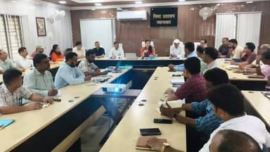 *सहयोग शिविरों में प्राप्त आवेदनों के गुणवत्तापूर्ण एवं समयबद्ध निष्पादन को लेकर जिला पदाधिकारी ने की समीक्षा बैठक*
आज दिनांक 27 जून, 2026 को जिला पदाधिकारी, जहानाबाद *श्रीमती छिरिड• वाई भूटिया की अध्यक्षता में समाहरणालय स्थित सभा कक्ष में “सबका सम्मान-जीवन आसान” अभियान के अंतर्गत आयोजित सहयोग शिविरों में प्राप्त आवेदनों के निष्पादन एवं अनुपालन प्रतिवेदनों की विभागवार समीक्षा बैठक आयोजित की गई।*
जिला पदाधिकारी ने बैठक में उपस्थित पदाधिकारियों को संबोधित करते हुए कहा कि,
@ सहयोग शिविरों का उद्देश्य आम नागरिकों की समस्याओं का वास्तविक एवं संतोषजनक समाधान उपलब्ध कराना है। इसलिए प्रत्येक विभाग यह सुनिश्चित करे कि निष्पादन गुणवत्तापूर्ण हो तथा आवेदक को उसकी समस्या के समाधान का वास्तविक लाभ प्राप्त हो।
@प्रत्येक आवेदन के निष्पादन की सूचना संबंधित आवेदक तक अनिवार्य रूप से पहुंचाई जाए।
@जिला पदाधिकारी ने जिला स्तरीय, सभी प्रखंड विकास पदाधिकारियों, अंचल अधिकारियों ,कार्यपालक पदाधिकारियों को निर्देश दिया कि पंचायतों एवं शहरी क्षेत्रों से संबंधित शिकायतों का प्राथमिकता के आधार पर समाधान सुनिश्चित किया जाए।
@बैठक में जिला पदाधिकारी ने सभी सहयोग शिविर प्रभारियों एवं प्रखंड वरीय प्रभारियों को निर्देश दिया कि वे सहयोग शिविरों तथा सहयोग पोर्टल के माध्यम से प्राप्त आवेदनों के निष्पादन की गुणवत्ता की नियमित जांच करें जिससे कि यह सुनिश्चित हो कि आवेदन का निष्पादन गुणवत्तापूर्ण, तथ्यपरक एवं आवेदक की समस्या के वास्तविक समाधान पर आधारित किया गया है।
@ सहयोग पोर्टल पर प्राप्त आवेदनों के निष्पादन की भी नियमित मॉनिटरिंग की जाए तथा लंबित मामलों का समयबद्ध निष्पादन सुनिश्चित किया जाए। उन्होंने कहा कि सहयोग शिविर शासन और जनता के बीच संवाद एवं समाधान का प्रभावी माध्यम है तथा इसके उद्देश्यों की पूर्ति हेतु सभी विभाग पूरी गंभीरता, संवेदनशीलता एवं जवाबदेही के साथ कार्य करें।
विदित हो कि जिला पदाधिकारी के द्वारा सहयोग पोर्टल पर प्राप्त आवेदनों की गंभीरता से समीक्षा की जा रही है जिसके फल स्वरुप आवेदनों के निष्पादन में वृद्धि हुई है। विगत एक सप्ताह में लंबित आवेदनों की संख्या 17% से घटकर 3% रह गई है।
बैठक में सभी जिला स्तरीय पदाधिकारीगण, विभागीय पदाधिकारी भौतिक रूप से तथा सभी प्रखंड/अंचल स्तरीय पदाधिकारीगण वीसी के माध्यम से उपस्थित थे।
#जिला_प्रशासन_जहानाबाद
#InternationalYogaDay2026
#सहयोग_शिविर #CMOBihar
#cmsamratchoudhary
IPRDBihar
Information & Public Relations Department,
