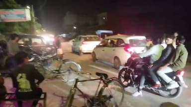 तमंचे की नोक पर पूर्व सैनिक से लूट, इलाके में मचा हड़कंप
कौशांबी | मंझनपुर थाना क्षेत्र में शनिवार रात बेखौफ बदमाशों ने एक पूर्व सैनिक को तमंचे की नोक पर लूट लिया। वारदात उस समय हुई जब वह अपनी दुकान बंद कर घर लौट रहे थे। बताया जा रहा है कि भडेसर गांव के पास पहले से घात लगाए बैठे बदमाशों ने उन्हें रोक लिया और तमंचा दिखाकर लूटपाट की। घटना को अंजाम देने के बाद आरोपी मौके से फरार हो गए।
सूचना मिलते ही मंझनपुर पुलिस मौके पर पहुंची और जांच शुरू कर दी। पुलिस आसपास के सीसीटीवी फुटेज खंगालने के साथ बदमाशों की तलाश में जुटी है।
#Kaushambi #Manjhanpur #CrimeNews #Loot #BreakingNews #uppolicenews #Kaushambi #BreakingNews #UttarPradesh #highlight