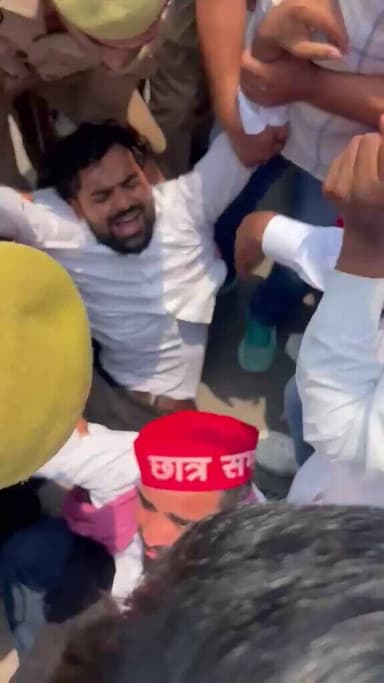 मुख्यमंत्री योगी आदित्यनाथ को काला झंडा दिखाने जा रहे सपा नेता मोहित नागर व उनके समर्थकों को पुलिस ने हिरासत में लिया।
विरोध प्रदर्शन से पहले की गई कार्रवाई, सुरक्षा व्यवस्था के चलते पुलिस रही अलर्ट।
#Noida #GreaterNoida #CMYogi #YogiAdityanath #SP #SamajwadiParty #MohitNagar https://t.co/vWchtXKEOe
