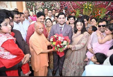 #गाजियाबाद -मुख्यमंत्री योगी आदित्यनाथ आज शाम को इंदिरापुरम स्थित एक सगाई समारोह में बैंकट हॉल पहुंचे।
दरअसल यह सगाई समारोह उत्तर-प्रदेश सरकार में कैबिनेट मंत्री सुनील शर्मा के बेटे ऋषभ शर्मा की थी।
मुख्यमंत्री ने परिवार के साथ की आत्म्यता भेंट @UPGovt @myogiadityanath @Uppolice https://t.co/s6Ui0nOHuN