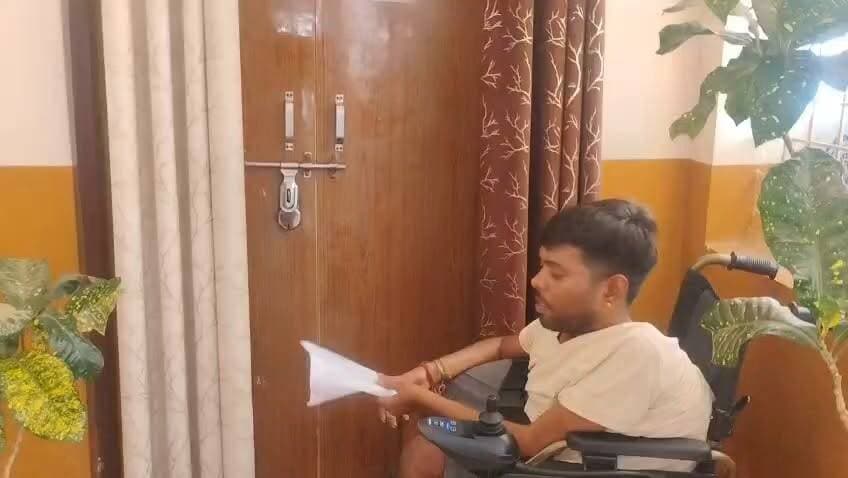 "लाड़ली बहनों को समय पर राशि, तो दिव्यांगों-विधवाओं से सौतेला व्यवहार क्यों? 80% दिव्यांग पत्रकार दीपक गुप्ता ने कलेक्ट्रेट में व्हीलचेयर से घुसकर खोला मोर्चा, बंद दरवाजे के नीचे से डाला ज्ञापन!"
मऊगंज: मध्य प्रदेश सरकार जहाँ लाड़ली बहना योजना के तहत हर महीने की निश्चित तारीख पर राशि दे रही है, वहीं मऊगंज में समाज के सबसे लाचार वर्ग यानी दिव्यांगों और विधवाओं को ₹600 की मामूली पेंशन के लिए महीनों तरसाया जा रहा है。 रीवा संभाग के सामाजिक न्याय विभाग की इस मनमानी के खिलाफ मऊगंज के निडर दिव्यांग पत्रकार दीपक कुमार गुप्ता ने एक बड़ा मोर्चा खोल दिया है。
अपनी 80% दिव्यांगता की शारीरिक लाचारी को दरकिनार कर, भारी खर्च उठाकर जब पत्रकार दीपक गुप्ता कलेक्ट्रेट और एसडीएम दफ्तर पहुंचे, तो वहां ताला लटका मिला। लेकिन इरादों के पक्के दीपक गुप्ता ने हार नहीं मानी और अपने साथी की मदद से बंद दरवाजे के नीचे से ही अपना लिखित ज्ञापन एसडीएम कक्ष के भीतर पहुंचा दिया। पत्रकार दीपक गुप्ता ने विभाग पर गंभीर आरोप लगाते हुए बताया कि सरकारी दफ्तरों ने उन्हें आज तक एक बैटरी वाली व्हीलचेयर तक नसीब नहीं होने दी, जिसे उन्होंने जनता की मदद से खरीदा है। इसके साथ ही उन्होंने जिले की राशन व्यवस्था में चल रहे बड़े खेल को उजागर करते हुए रसूखदारों के राशन कार्डों की उच्च स्तरीय जांच की मांग की है। अपने आत्मसम्मान और दिव्यांग भाइयों के हक के लिए पत्रकार दीपक गुप्ता आगामी मंगलवार से मऊगंज कलेक्ट्रेट के सामने 'शांतिपूर्ण क्रमिक अनशन' पर बैठने जा रहे हैं और कलेक्टर संजय कुमार जैन से सहयोग की अपील की है।
#IndiaHeadline24 #MauganjNews #DivyangPension #SocialJusticeDepartment #SDMMauganj #CollectorMauganj #SanjayKumarJain #DeepakGuptaReporter #RationScam #Protest #ViralPost #MadhyaPradeshNews