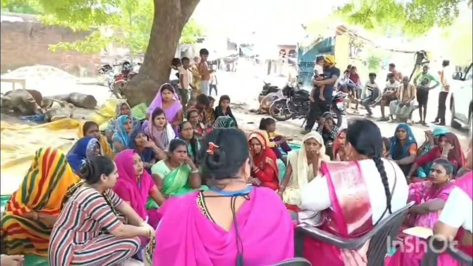 फतेहपुर में गुलाबी गैंग लोकतांत्रिक का संगठन विस्तार, सैकड़ों महिलाओं ने थामा न्याय और जनसेवा का संकल्प
राष्ट्रीय अध्यक्ष हेमलता पटेल ने महिलाओं को सौंपे गुलाबी साड़ी और आईडी कार्ड
तीन ब्लॉकों की महिलाओं की भागीदारी, अधिकारों और संगठनात्मक मजबूती पर दिया गया जोर
✒️रिपोर्ट अजय श्रीवास्तव
(उत्तर प्रदेश)। जनपद के हसवा ब्लॉक अंतर्गत बेर्राव ग्राम में शुक्रवार को गुलाबी गैंग लोकतांत्रिक के संगठन विस्तार कार्यक्रम का आयोजन किया गया। कार्यक्रम में बहुआ, असोथर और हसवा ब्लॉक के विभिन्न गांवों से बड़ी संख्या में महिलाओं ने भाग लेकर संगठन की सदस्यता ग्रहण की। राष्ट्रीय अध्यक्ष हेमलता पटेल ने नवसदस्यों को संगठन की आधिकारिक गुलाबी साड़ी एवं पहचान पत्र वितरित करते हुए महिला सशक्तिकरण, सामाजिक न्याय और जनसेवा के लिए एकजुट होकर कार्य करने का आह्वान किया।
हसवा ब्लॉक के बेर्राव ग्राम में आयोजित गुलाबी गैंग लोकतांत्रिक के विशाल संगठन विस्तार कार्यक्रम में महिलाओं का उत्साह देखते ही बन रहा था। कार्यक्रम में जिले के बहुआ, असोथर और हसवा ब्लॉकों के अनेक गांवों से सैकड़ों महिलाएं शामिल हुईं और संगठन की सदस्यता लेकर सामाजिक न्याय, महिला अधिकार और जनसेवा के लिए कार्य करने की शपथ ली।
कार्यक्रम की अध्यक्षता संगठन की राष्ट्रीय अध्यक्ष हेमलता पटेल ने की। उन्होंने नव-मनोनीत महिला सदस्यों को संगठन की आधिकारिक गुलाबी साड़ी एवं आईडी कार्ड प्रदान कर उनका स्वागत किया तथा संगठन के अनुशासन और सेवा भावना के साथ कार्य करने का आह्वान किया।
अपने संबोधन में हेमलता पटेल ने कहा कि "एकता ही सबसे बड़ी शक्ति है। जब महिलाएं संगठित होकर अपने अधिकारों के लिए आगे बढ़ती हैं, तो समाज में सकारात्मक बदलाव संभव होता है।" उन्होंने कहा कि संगठन का उद्देश्य केवल सदस्य संख्या बढ़ाना नहीं, बल्कि महिलाओं को उनके संवैधानिक अधिकारों के प्रति जागरूक करना और जरूरतमंदों को न्याय दिलाने में सहयोग करना है।
उन्होंने उन परिवारों और परिजनों का भी आभार व्यक्त किया जो महिलाओं को सामाजिक कार्यों में आगे बढ़ने के लिए प्रोत्साहित कर रहे हैं। कार्यक्रम के दौरान महिलाओं ने अपनी स्थानीय समस्याएं भी रखीं, जिन पर राष्ट्रीय अध्यक्ष ने संबंधित विभागों और प्रशासनिक अधिकारियों से संवाद कर समाधान का आश्वासन दिया।
कार्यक्रम में ग्राम सरकी, रमवा पंथुवा, बेर्राव, मीरापुर, कुसुम्भी, रमवा, रामपुर, कन्धीया, गाजीपुर और करसवा सहित विभिन्न गांवों की महिलाओं ने भाग लिया। स्थानीय आयोजक संगीता देवी और कुशमा देवी की भूमिका की भी सराहना की गई।
सदस्यता ग्रहण करने वाली प्रमुख महिलाओं में मनीषा, चन्द्ररेखा, शांति, विमला, रूबी, नीतू, माया, ज्योति, रेनू, मंजू, अंजना, सुमन, आरती, प्रियंका, रंजना, माधुरी, रानी और अर्चना सहित अनेक महिलाएं शामिल रहीं।
वायरल फैक्ट
ग्रामीण क्षेत्रों में महिलाओं की बढ़ती भागीदारी और सामाजिक संगठनों से जुड़ने की पहल को महिला सशक्तिकरण की दिशा में महत्वपूर्ण कदम माना जा रहा है। कार्यक्रम में बड़ी संख्या में महिलाओं की उपस्थिति चर्चा का विषय बनी रही।
कार्यक्रम का समापन महिला अधिकारों, सामाजिक न्याय और ग्रामीण क्षेत्रों में जागरूकता बढ़ाने के संकल्प के साथ हुआ। आयोजकों ने कहा कि भविष्य में भी इसी प्रकार सदस्यता अभियान और जनसंपर्क कार्यक्रम जारी रहेंगे।
🟥 अपील
NDNEWS | दैनिक निष्पक्ष धारा समाज की सभी महिलाओं से अपील करता है कि वे शिक्षा, जागरूकता और कानूनी अधिकारों की जानकारी प्राप्त कर सामाजिक विकास में सक्रिय भागीदारी निभाएं। प्रशासन एवं सामाजिक संगठनों से भी अपेक्षा है कि महिलाओं की समस्याओं का समयबद्ध और निष्पक्ष समाधान सुनिश्चित किया जाए।
"सशक्त महिला ही सशक्त समाज और मजबूत राष्ट्र की आधारशिला है।"
👇🏿👇🏿👇🏿
#NDNews #दैनिकनिष्पक्षधारा #Fatehpur #GulabiGang #HemlataPatel #WomenEmpowerment #MahilaShakti #Haswa #Bahua #Asothar #SocialJustice #UPNews
👇👇
@dgpup
@RSSorg
@UPGovt
@wpl1090
@RSSgeet
@Uppolice
@MIB_India
@PMOIndia
@HMOIndia
@abmanglik
@VHPDigital
@igrangealld
@myogioffice
@InfoDeptUP
@dmfatehpur
@sdmsadarftp
@CMOfficeUP
@CMOUP_RC
@ChiefSecyUP
@ChiefSecyUP
@MahantYogiG
@FatehpurSdm
@fatehpurpolice
@BajrangDalOrg
@112UttarPradesh
@myogiadityanath
@CommissionerPrg
@ADGZonPrayagraj
@NCWIndia
👇🏿👇🏿
🟥 ND NEWS | दैनिक निष्पक्ष धारा
मुख्य संपादक / संस्थापक: राजन सिंह हाड़ा
सह-संपादक: शालिनी सिंह भदौरिया
📍कार्यालय-3: U158,हीरा स्वीट्स के पास,विकास मार्ग,लक्ष्मी नगर,पूर्वी दिल्ली,110092 (NCR)
📍कार्यालय-2: विधानसभा रोड,बर्लिंगटन चौराहा,लखनऊ–226001 (UP)
📞 मोबाइल: 9696119696