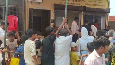 कनक इंटरप्राइजेज द्वारा भंडारे का सफल आयोजन
सीतापुर: शनिवार को शहर के श्यामानाथ मंदिर के निकट स्थित कनक इंटरप्राइजेज द्वारा एक भव्य भंडारे का आयोजन किया गया। संस्था के प्रोप्राइटर शिवम कटियार के नेतृत्व में आयोजित इस पुनीत कार्य में बड़ी संख्या में स्थानीय लोगों और श्रद्धालुओं ने बढ़-चढ़कर हिस्सा लिया।
भंडारे में प्रसाद ग्रहण करने के लिए सुबह से ही लोगों की भीड़ उमड़ पड़ी थी। कनक इंटरप्राइजेज के तत्वावधान में आयोजित इस कार्यक्रम में सभी के लिए स्वादिष्ट भोजन की व्यवस्था की गई थी। सेवाभाव से प्रेरित होकर आयोजनकर्ताओं ने बड़ी तत्परता के साथ आने वाले सभी श्रद्धालुओं को प्रसाद वितरित किया। शांतिपूर्ण और सुव्यवस्थित तरीके से संपन्न हुए इस आयोजन की स्थानीय निवासियों ने काफी सराहना की।
#Sitapur #KanakEnterprises #SocialService #CommunitySupport #Bhandara #ShivomKatiyar #SocialWork #ServiceToHumanity #CommunityEvent #SitapurNews