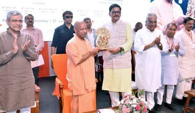 गौतमबुद्धनगर के यमुना एक्सप्रेसवे औद्योगिक विकास प्राधिकरण क्षेत्र में उत्तर प्रदेश के मुख्यमंत्री योगी आदित्यनाथ ने 8200 करोड़ रुपये की लागत से बनने वाले सेल के अत्याधुनिक सोलर मैन्युफैक्चरिंग प्लांट का भूमि पूजन और शिलान्यास किया। 200 एकड़ में बनने वाले इस प्लांट में 5 गीगावाट सोलर सेल और 5 गीगावाट सोलर मॉड्यूल का निर्माण किया जाएगा। इस परियोजना से करीब 5 हजार प्रत्यक्ष और 15 हजार अप्रत्यक्ष यानी कुल 20 हजार से अधिक रोजगार के अवसर सृजित होंगे।
मुख्यमंत्री योगी आदित्यनाथ ने कहा कि उत्तर प्रदेश आज निवेश, उद्योग और ग्रीन एनर्जी के क्षेत्र में तेजी से आगे बढ़ रहा है। प्रधानमंत्री नरेंद्र मोदी के नेतृत्व में भारत नवीकरणीय ऊर्जा के क्षेत्र में वैश्विक पहचान बना रहा है और यह परियोजना आत्मनिर्भर भारत तथा विकसित भारत के संकल्प को नई गति देगी। उन्होंने कहा कि जेवर क्षेत्र अंतरराष्ट्रीय एयरपोर्ट, इलेक्ट्रॉनिक्स, फिल्म सिटी और अब सोलर मैन्युफैक्चरिंग जैसी परियोजनाओं के साथ देश का नया औद्योगिक हब बनकर उभर रहा है। मुख्यमंत्री ने निवेशकों को भरोसा दिलाया कि उत्तर प्रदेश सरकार बेहतर कानून व्यवस्था, मजबूत इंफ्रास्ट्रक्चर और निवेश के अनुकूल माहौल उपलब्ध करा रही है।