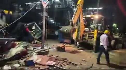 🚨 पार्क सर्कस में अतिक्रमण पर बड़ी कार्रवाई, बुलडोजर चला! 🚜
पश्चिम बंगाल के पार्क सर्कस रेलवे स्टेशन क्षेत्र में अवैध अतिक्रमण हटाने का अभियान जारी है। प्रशासन बुलडोजर की मदद से कथित अवैध दुकानों को हटा रहा है। मलबा तुरंत साफ करने के लिए रेलवे ट्रैक पर एक मालगाड़ी भी लगाई गई है, ताकि उसे तुरंत लोड कर हटाया जा सके।
प्रशासन का उद्देश्य अतिक्रमण दोबारा न होने देना और रेलवे भूमि को पूरी तरह खाली कराना बताया जा रहा है।
#ParkCircus #WestBengal #AntiEncroachment #BulldozerAction #Railway #BreakingNews #IndiaNews #Kolkata #TrendingNews #BharatNamaNews #LawAndOrder 🚜