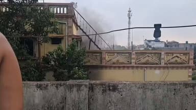 লাভপুরের বিপ্রটিকুড়ি পঞ্চায়েতের তাঁতবান্দী গ্রামে তৃণমূলের অঞ্চল সভাপতি মিঠু শেখের ভাইএর বাড়িতে রহস্যজনক আগুন।।
