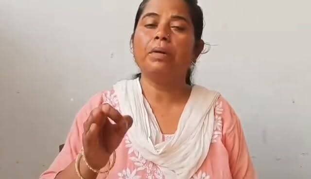 विश्वास का जवाब गिरफ्तारी?
दिनभर प्रशासन की ओर से शांतिपूर्ण वार्ता का आश्वासन दिया गया। कल शाम पंचकूला के SDM, ACP एवं डिप्टी CMO ने कहा था कि हमारी मांगों पर सरकार की ओर से सकारात्मक बातचीत होने की बात चल रही है।
लेकिन देर रात लगभग 11:30 बजे, आमरण अनशन पर बैठे पुरुष और महिला अभ्यर्थियों को भारी पुलिस बल की मौजूदगी में हिरासत में ले लिया गया।
क्या शांतिपूर्ण आंदोलन का यही परिणाम होगा?
हमारी मांग केवल न्याय और समाधान की है।
#जस्टिस #nayabsainiofficial #ranbirgangwa #JusticeForAspirants #raonarbirsingh #MahilaSashaktikaran #Mahipaldhanda #aamrananshan