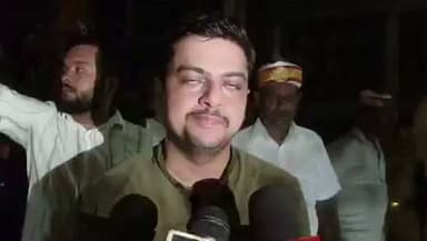🚨 #अत्यंत_दुखद_घटना | बाराबंकी के हैदरगढ़ में बड़ा हादसा 🚨
बाराबंकी के हैदरगढ़ कस्बे में राष्ट्रीय राजमार्ग पर नई तहसील परिसर के सामने स्थित एक निर्माणाधीन भवन की छत डालते समय अचानक भरभराकर गिर गई। हादसे के समय बड़ी संख्या में मजदूर निर्माण कार्य में लगे हुए थे, जिससे मौके पर अफरा-तफरी मच गई।
हादसे की सूचना मिलते ही प्रशासन, पुलिस और राहत-बचाव दल मौके पर पहुंच गए। जेसीबी मशीनों की मदद से युद्धस्तर पर रेस्क्यू अभियान चलाया गया। अब तक 28 लोगों को सुरक्षित मलबे से बाहर निकाल लिया गया है, जबकि एक व्यक्ति की मौत की पुष्टि हुई है। कई घायलों की हालत गंभीर बताई जा रही है, जिन्हें इलाज के लिए नजदीकी अस्पतालों में भर्ती कराया गया है।
घटना की जानकारी मिलते ही जिलाधिकारी बाराबंकी, IAS ईशान प्रताप सिंह स्वयं मौके पर पहुंचे और राहत एवं बचाव कार्यों का जायजा लिया। उन्होंने अधिकारियों को निर्देश दिए कि मलबे में फंसे लोगों को जल्द से जल्द सुरक्षित निकालने के लिए हर संभव संसाधन लगाए जाएं और घायलों के उपचार में किसी प्रकार की लापरवाही न बरती जाए।
जिलाधिकारी ईशान प्रताप सिंह ने बताया कि यह घटना अत्यंत दुखद है। प्रशासन की प्राथमिकता सभी प्रभावित लोगों को सुरक्षित बाहर निकालना और घायलों को बेहतर उपचार उपलब्ध कराना है। उन्होंने बताया कि अब तक 28 लोगों का सफलतापूर्वक रेस्क्यू किया जा चुका है, जबकि एक व्यक्ति की मृत्यु की पुष्टि हुई है। पूरे मामले की जांच कराई जाएगी और हादसे के कारणों का पता लगाया जाएगा।
📍 स्थान: नई तहसील के सामने, राष्ट्रीय राजमार्ग, हैदरगढ़, बाराबंकी
🙏 ईश्वर से प्रार्थना है कि दिवंगत आत्मा को शांति प्रदान करें तथा सभी घायलों को शीघ्र स्वस्थ होने की शक्ति दें।
#Barabanki #Haidergarh #BreakingNews #BuildingCollapse #RescueOperation #DMBarabanki #UttarPradesh #NewsUpdate