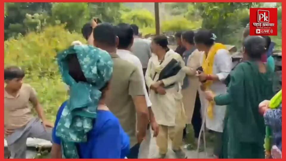 #गुलदार का आतंक जारी, एक और महिला बनी शिकार!
#पौड़ी जिले के नैनीडांडा ब्लॉक के बढ़ासी गांव में 66 वर्षीय सुशीला देवी की गुलदार के हमले में दर्दनाक मौत हो गई। घास लेने गई महिला को दिनदहाड़े गुलदार ने अपना निवाला बना लिया।
लगातार हो रहे हमलों के बावजूद वन विभाग की कार्यप्रणाली पर सवाल उठ रहे हैं। ग्रामीणों में भारी आक्रोश है और लोग पूछ रहे हैं—आखिर कितनी मौतों के बाद जागेगा विभाग?
गांव में दहशत का माहौल है। बच्चों, महिलाओं और बुजुर्गों का घर से निकलना मुश्किल हो गया है। ग्रामीणों ने गुलदार के आतंक से स्थायी राहत और जिम्मेदार अधिकारियों के खिलाफ कार्रवाई की मांग की है।
#PauriGarhwal #GuldarAttack #Uttarakhand #Nainidanda #BreakingNews #LeopardAttack