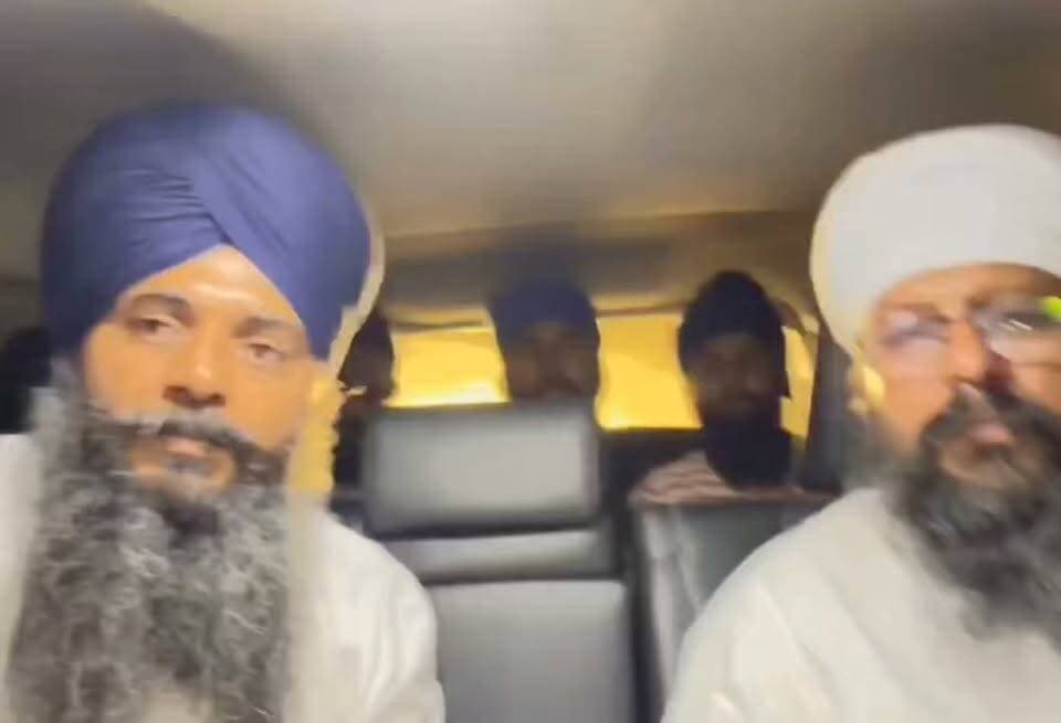 कर्णप्रयाग मारपीट मामले में जमानत मिलने के बाद निहंग सिखों को हरिद्वार और देहरादून की संगत के सहयोग से उत्तराखंड सीमा तक पहुंचाया गया। यहां से सभी पांवटा साहिब पहुंचे, जहां से उनके पंजाब रवाना होने की जानकारी है। पूरे घटनाक्रम के दौरान पुलिस प्रशासन की निगरानी में सुरक्षा व्यवस्था बनाए रखी।
#Haridwar #Karnprayag #PaontaSahib #UttarakhandNews