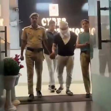 दिल्ली में 'रोड सेफ्टी वाला' YouTuber गिरफ्तार
लड़कियों को जानबूझकर टक्कर मारकर बनाता था वीडियो, सोशल मीडिया पर करता था अपलोड
वायरल कंटेंट की सनक पड़ी भारी, दिल्ली पुलिस की कार्रवाई से बड़ा संदेश
✒️रिपोर्ट नागेंद्र पांडये
नई दिल्ली। सोशल मीडिया पर वायरल होने की होड़ में लोगों की सुरक्षा से खिलवाड़ करने के आरोप में दिल्ली पुलिस ने स्वयं को "रोड सेफ्टी वाला" बताने वाले एक YouTuber को गिरफ्तार किया है। पुलिस के अनुसार आरोपी कथित तौर पर युवतियों को जानबूझकर टक्कर मारता, फिर "सॉरी दीदी" कहकर पूरी घटना का वीडियो रिकॉर्ड करता और उसे सोशल मीडिया पर अपलोड कर कमाई करने का प्रयास करता था। मामले की जांच जारी है।
राजधानी दिल्ली में सोशल मीडिया पर वायरल कंटेंट बनाने की सनक का एक चौंकाने वाला मामला सामने आया है। पुलिस के अनुसार, "रोड सेफ्टी वाला" नाम से सक्रिय एक YouTuber पर आरोप है कि वह सड़क पर चल रही लड़कियों को जानबूझकर टक्कर मारता था। इसके बाद वह "सॉरी दीदी" कहकर घटना को सामान्य दिखाने की कोशिश करता और पूरी घटना का वीडियो सोशल मीडिया पर पोस्ट कर व्यूज़ और कमाई हासिल करता था।
मामले की शिकायत और जांच के बाद दिल्ली पुलिस ने आरोपी को गिरफ्तार कर लिया। प्रारंभिक जांच में पुलिस यह भी पता लगा रही है कि आरोपी ने इस तरह के कितने वीडियो बनाए और कितने लोगों को निशाना बनाया।
पुलिस का कहना है कि यदि किसी व्यक्ति की सुरक्षा को खतरे में डालकर या जानबूझकर नुकसान पहुंचाकर डिजिटल कंटेंट बनाया गया है, तो ऐसे मामलों में संबंधित कानूनी धाराओं के तहत कठोर कार्रवाई की जाएगी।
वायरल फैक्ट
सोशल मीडिया पर अधिक व्यूज़ और फॉलोअर्स पाने की होड़ में खतरनाक या भ्रामक स्टंट करना न केवल गैर-जिम्मेदाराना है, बल्कि कई मामलों में यह आपराधिक कृत्य भी हो सकता है। विशेषज्ञों का मानना है कि ऐसा कंटेंट दूसरों को भी जोखिम भरे व्यवहार के लिए प्रेरित कर सकता है।
यह मामला केवल एक व्यक्ति की गिरफ्तारी तक सीमित नहीं है, बल्कि यह डिजिटल प्लेटफॉर्म पर जिम्मेदार आचरण की आवश्यकता को भी रेखांकित करता है। पुलिस की जांच जारी है और आगे की कानूनी कार्रवाई उपलब्ध साक्ष्यों के आधार पर की जाएगी।
🟥 ND NEWS की जनहित अपील
ND NEWS | दैनिक निष्पक्ष धारा सभी कंटेंट क्रिएटर्स और सोशल मीडिया उपयोगकर्ताओं से अपील करता है कि वायरल होने या आर्थिक लाभ के लिए किसी की जान, सम्मान या सुरक्षा से खिलवाड़ न करें। यदि आपके साथ ऐसी कोई घटना होती है, तो तुरंत पुलिस को सूचना दें और उपलब्ध वीडियो या अन्य साक्ष्य सुरक्षित रखें।
सुझाव
वायरल कंटेंट के लिए खतरनाक स्टंट न करें।
सड़क पर दूसरों की सुरक्षा का सम्मान करें।
किसी भी उत्पीड़न या हमला होने पर तुरंत पुलिस में शिकायत करें।
सोशल मीडिया का उपयोग जिम्मेदारी और कानून के दायरे में रहकर करें।
👇🏿👇🏿👇🏿
#NDNews #दैनिकनिष्पक्षधारा #DelhiPolice #RoadSafety #YouTuber #SocialMedia #BreakingNews #CrimeNews #RoadSafetyAwareness #DigitalResponsibility
👇🏿👇🏿👇🏿
@DelhiPolice
@CPDelhi
@LtGovDelhi
@MHAIndia
@CyberDost
👇🏿👇🏿👇🏿
🟥 ND NEWS | दैनिक निष्पक्ष धारा
मुख्य संपादक / संस्थापक: राजन सिंह हाड़ा
सह-संपादक: शालिनी सिंह भदौरिया
📍 कार्यालय-3: U158, हीरा स्वीट्स के पास, विकास मार्ग, लक्ष्मी नगर, पूर्वी दिल्ली, पिन कोड – 110092 (NCR)
📍 कार्यालय-2: विधानसभा रोड, बर्लिंगटन चौराहा, लखनऊ – 226001 (UP)
📍 कार्यालय-1: 1/1 अटल बिहारी चौराहा, नियर बर्मा चौराहा, फतेहपुर – 212601 (UP)
📅 दिनांक: 28 जून 2026
📆 दिन: रविवार
📧 Email: ndnewschannel@gmail.com
📞 मोबाइल: 9696119696