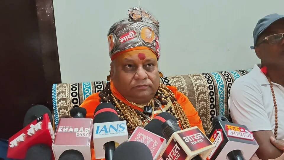 चंदा चोरी पर महामण्डलेश्वर का बड़ा बयान, बोले- "दोषियों पर गैंगस्टर लगे, बुलडोजर भी चले"
#ChandaChori #GangsterAct #BulldozerAction #BreakingNews