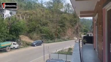 बिलासपुर के नौणी चौक में बीच सड़क खराब हुई HRTC की मंडी–चंडीगढ़ डिपो बस, गर्मी और धूप में एक घंटे तक परेशान रहे यात्री
बिलासपुर के नौणी चौक में रविवार को उस समय यात्रियों को भारी परेशानी का सामना करना पड़ा, जब मंडी–चंडीगढ़ डिपो की एक HRTC बस अचानक तकनीकी खराबी के कारण बीच रास्ते में बंद हो गई। बस में सवार यात्रियों को लगभग एक घंटे तक कड़ी धूप में इंतजार करना पड़ा। इस दौरान कई यात्री, जिनमें बुजुर्ग, महिलाएं और बच्चे भी शामिल थे, गर्मी से परेशान दिखाई दिए। यात्रियों ने बताया कि बस खराब होने के बाद काफी देर तक कोई वैकल्पिक व्यवस्था नहीं हो सकी, जिससे उन्हें अपने गंतव्य तक पहुंचने में देरी हुई। लोगों ने HRTC से मांग की है कि ऐसी परिस्थितियों में यात्रियों के लिए जल्द वैकल्पिक बस या अन्य व्यवस्था उपलब्ध कराई जाए ताकि उन्हें अनावश्यक परेशानियों का सामना न करना पड़े।
#यूनिक_टुडे_न्यूज़ #UTHimachal #Bilaspur #NauniChowk #HRTC #UniqueTodayNews