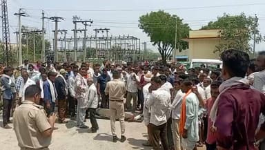 हरनावदाशाहजी पुलिस थाने पर शव के साथ प्रदर्शन.....
ट्रेक्टर ट्रॉली के नीचे आने से युवक की मौत का मामला,
पुलिस द्वारा कोई कार्यवाही नहीं किए जाने से ग्रामीणों में आक्रोश, गंभीर घायल राकेश मीणा की कोटा चिकित्सालय में उपचार के दौरान हुई मौत, अर्जुनपुरा गांव के समीप मृतक आया था ट्रेक्टर ट्राली की चपेट में, ट्रेक्टर चालक के विरुद्ध कार्यवाही ओर गिरफ्तारी की मांग को लेकर ग्रामीणों ने शव रख कर किया प्रदर्शन।।
#dcdmbaran #बारांभाजपाजिलाअध्यक्ष #radhyashyambairwa #बारांभाजपा #vairalpost #baransp #BaranPolice #harnawadasahgipolice #accident #Tractortroli #pradarshan