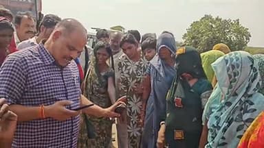 शराब की दुकान के विरोध में ग्रामीणों का फूटा गुस्सा, बारां जिला के बांसथूनी गांव के समीप ग्रामीणों ने NH-27 पर लगाया जाम, बड़ी संख्या में ग्रामीण महिलाएं सड़क पर बैठकर कर रहीं हैं प्रदर्शन, सूचना पर शाहाबाद डीएसपी आशीष भार्गव पहुंचे मौके पर, ग्रामीणों से समझाइश का प्रयास जारी।।
#भाजपा जिलाध्यक्ष बारां #dushyantshingdholpur #बारांभाजपा #ललितमीणाविधायक #trendingnews #vairalpost #abkarivibhag #kishanganj #mlalalitmeena #RoadJaam #shahabaad