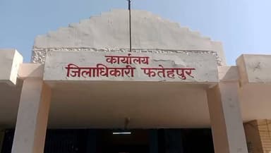 #फतेहपुर में अग्नि सुरक्षा मानकों पर उठे सवाल, कई सरकारी व निजी भवनों की फायर व्यवस्था पर जांच की मांग*
खबर
लखनऊ के अलीगंज स्थित कोचिंग सेंटर में हुई आग की घटना के बाद प्रदेशभर में अग्नि सुरक्षा व्यवस्थाओं को लेकर चर्चा तेज हो गई है। इसी क्रम में फतेहपुर में भी सरकारी कार्यालयों, अस्पतालों, मेडिकल कॉलेज, निजी नर्सिंग होम और व्यावसायिक भवनों में अग्निशमन मानकों के पालन को लेकर सवाल उठाए जा रहे हैं।
स्थानीय स्तर पर यह मांग की जा रही है कि संबंधित विभाग सभी सरकारी और निजी संस्थानों में फायर सेफ्टी व्यवस्था, आवश्यक अनुमतियों (यदि लागू हों) तथा सुरक्षा उपकरणों की स्थिति का व्यापक निरीक्षण कराए, ताकि भविष्य में किसी भी अप्रिय घटना से बचा जा सके।
रिपोर्ट में यह भी दावा किया गया है कि कुछ निजी भवनों और नर्सिंग होम में सुरक्षा मानकों के पालन को लेकर अनियमितताएं हो सकती हैं। हालांकि, इन दावों की स्वतंत्र आधिकारिक पुष्टि होना शेष है। यदि किसी प्रकार की अनियमितता पाई जाती है तो संबंधित विभागों द्वारा नियमानुसार कार्रवाई की जा सकती है।
मुख्य बिंदु
लखनऊ अग्निकांड के बाद फायर सेफ्टी पर बढ़ी चिंता।
फतेहपुर में विभिन्न भवनों की सुरक्षा व्यवस्था पर सवाल।
सरकारी व निजी संस्थानों के निरीक्षण की मांग।
प्रशासन से सुरक्षा मानकों का कड़ाई से पालन सुनिश्चित कराने की अपेक्षा।
बिना आधिकारिक पुष्टि के लगाए गए आरोपों की स्वतंत्र जांच आवश्यक।
नोट: यदि आपके पास आरटीआई, फायर विभाग का रिकॉर्ड, या किसी सक्षम अधिकारी का लिखित बयान है कि किन भवनों के पास फायर एनओसी नहीं है, तो खबर और अधिक मजबूत व कानूनी रूप से सुरक्षित बन सकती है।