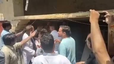 #अलीगढ़: कांग्रेस के वरिष्ठ नेता तौकीर आलम की प्रेस कॉन्फ्रेंस उस समय विवादों में घिर गई, जब कार्यक्रम के दौरान ही पार्टी कार्यकर्ता आपस में भिड़ गए। कहासुनी देखते ही देखते मारपीट में बदल गई, जिससे मौके पर अफरा-तफरी मच गई और प्रेस कॉन्फ्रेंस कुछ देर के लिए बाधित हो गई। मौजूद नेताओं ने बीच-बचाव कर मामला शांत कराया। विवाद की वजह फिलहाल स्पष्ट नहीं हो सकी है। घटना का वीडियो सोशल मीडिया पर तेजी से वायरल हो रहा है। कांग्रेस की ओर से इस मामले पर अभी तक कोई आधिकारिक बयान जारी नहीं किया गया है।
#Aligarh #Congress #TauqeerAlam #PressConference #ViralVideo