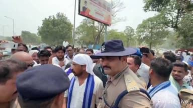 हरिद्वार में केतन लाल हत्या मामले में पीड़ित परिवार से मिलने जा रहे नगीना सांसद चंद्रशेखर आज़ाद ने आरोप लगाया कि पुलिस ने उन्हें रास्ते में रोककर उनके साथ दुर्व्यवहार किया। सांसद ने मामले की निष्पक्ष जांच, दोषी अधिकारियों पर कार्रवाई और केतन लाल हत्याकांड के आरोपियों की जल्द गिरफ्तारी की मांग की है। वहीं, पुलिस की ओर से मामले पर आधिकारिक प्रतिक्रिया का इंतजार है।
#Haridwar #ChandrashekharAzad #KetanLal #UttarakhandNews