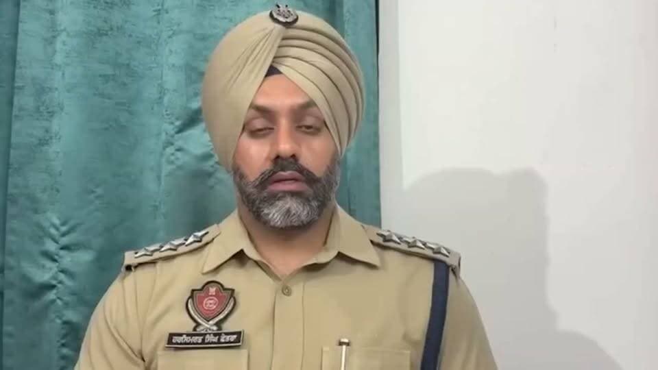 कर्णप्रयाग मामले में जमानत मिलने के बाद पंजाब लौटे निहंग बाबा जसदीप सिंह पर मोहाली के सोहाना स्थित गुरुद्वारा सिंह शहीदां में आयोजित एक कार्यक्रम के दौरान कथित हमले की कोशिश की गई। पुलिस के दी जानकारी।
#Mohali #Punjab #Nihang #BreakingNews