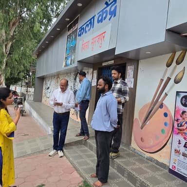 कलेक्टर श्रीमती रेना जमील ने जिला मुख्यालय स्थित कला केंद्र एवं आयुष चिकित्सालय सह पंचकर्म स्पेशलाइज्ड थेरेपी सेंटर का निरीक्षण कर व्यवस्थाओं का जायजा लिया।
निरीक्षण के दौरान स्वच्छता, जल निकासी, रखरखाव, सांस्कृतिक गतिविधियों के सुदृढ़ संचालन तथा कला केंद्र परिसर का अवलोकन किया। कलेक्टर ने संबंधित अधिकारियों को आवश्यक दिशा-निर्देश देते हुए वर्षा ऋतु में जल निकासी, नियमित साफ-सफाई एवं बेहतर व्यवस्थाएं सुनिश्चित करने के निर्देश दिए।
#KalaKendra #Ayush #GoodGovernance #Chhattisgarh