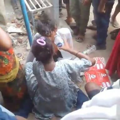 फतेहपुर में नाबालिग प्रेमी-प्रेमिका के मिलने पर बवाल, युवक की पिटाई का वीडियो वायरल
परिजनों ने पीछा कर दोनों को पकड़ा, पुलिस ने भीड़ से बचाकर थाने पहुंचाया
दोनों नाबालिग होने के चलते पुलिस ने समझाइश के बाद परिजनों को सौंपा, वायरल वीडियो की भी जांच
✒️रिपोर्ट पिंटू तिवारी
उत्तर प्रदेश। फतेहपुर जिले के खखरेरू थाना क्षेत्र में दो नाबालिगों से जुड़ा एक मामला चर्चा का विषय बना हुआ है। सोशल मीडिया पर वायरल वीडियो में एक किशोर के साथ मारपीट होती दिखाई दे रही है। पुलिस के अनुसार, दोनों नाबालिग हैं और आपस में रिश्तेदार बताए जा रहे हैं। मामले में पुलिस ने हस्तक्षेप कर दोनों को सुरक्षित थाने पहुंचाया और पूछताछ के बाद परिजनों के सुपुर्द कर दिया। पुलिस का कहना है कि मामले की जांच की गई और किसी भी पक्ष ने लिखित कानूनी कार्रवाई की मांग नहीं की।
फतेहपुर जिले के खखरेरू थाना क्षेत्र के रक्षपालपुर चौराहे पर शनिवार को उस समय अफरा-तफरी मच गई, जब एक नाबालिग किशोर अपनी परिचित 15 वर्षीय किशोरी से मिलने पहुंचा। प्रारंभिक जानकारी के अनुसार, दोनों के बीच पहले से परिचय था और वे एक-दूसरे के संपर्क में थे।
बताया जा रहा है कि जब किशोरी घर पर नहीं मिली तो परिजनों ने उसकी तलाश शुरू की। कुछ समय बाद दोनों रक्षपालपुर चौराहे के समीप दिखाई दिए। यह देखते ही परिजनों का गुस्सा फूट पड़ा और आरोप है कि कुछ ग्रामीणों के साथ मिलकर किशोर की पिटाई कर दी गई। इस दौरान मौजूद लोगों ने घटना का वीडियो बना लिया, जो देखते ही देखते सोशल मीडिया पर वायरल हो गया।
प्रत्यक्षदर्शियों के अनुसार, घायल किशोर की हालत बिगड़ने पर मौके पर मौजूद किशोरी उसे पानी पिलाती भी दिखाई दी। इसी बीच सूचना मिलने पर पुलिस मौके पर पहुंची और भीड़ से किशोर को सुरक्षित निकालकर थाने ले गई। बाद में घायल किशोर को उपचार के लिए अस्पताल भेजा गया।
जानकारी के अनुसार, किशोर अशोथर थाना क्षेत्र का रहने वाला है, जबकि किशोरी खखरेरू थाना क्षेत्र की निवासी है। बताया जा रहा है कि दोनों रिश्तेदारी में हैं और सोशल मीडिया के माध्यम से लगातार संपर्क में थे। पुलिस के अनुसार, दोनों नाबालिग हैं।
थाने में दोनों से अलग-अलग पूछताछ की गई। प्रभारी निरीक्षक सतपाल सिंह ने बताया कि दोनों पक्षों के परिजनों को बुलाकर बातचीत कराई गई। चूंकि दोनों नाबालिग हैं और किसी भी पक्ष ने लिखित शिकायत देकर कानूनी कार्रवाई की मांग नहीं की, इसलिए आवश्यक समझाइश के बाद दोनों को उनके परिजनों के सुपुर्द कर दिया गया।
हालांकि, वायरल वीडियो को लेकर पुलिस आवश्यक तथ्यों का परीक्षण कर रही है। यदि किसी प्रकार की कानून व्यवस्था या मारपीट से संबंधित अपराध सामने आता है तो विधिक कार्रवाई की जाएगी।
वायरल फैक्ट
इस घटना का वीडियो सोशल मीडिया पर तेजी से साझा किया जा रहा है। हालांकि किसी भी वायरल वीडियो के आधार पर निष्कर्ष निकालने से पहले पुलिस जांच और आधिकारिक तथ्यों का इंतजार करना जरूरी है। साथ ही, नाबालिगों की पहचान उजागर करना या उनकी निजी जानकारी सार्वजनिक करना कानूनन अनुचित हो सकता है।
यह घटना केवल एक पारिवारिक विवाद नहीं, बल्कि नाबालिगों की सुरक्षा, अभिभावकों की जिम्मेदारी और कानून के सम्मान का भी विषय है। विशेषज्ञों का मानना है कि ऐसे मामलों में भीड़ द्वारा हिंसा के बजाय संवेदनशील संवाद, कानूनी प्रक्रिया और बाल संरक्षण के सिद्धांतों का पालन किया जाना चाहिए।
🟥 ND NEWS | दैनिक निष्पक्ष धारा की जनहित अपील
ND NEWS सभी अभिभावकों, ग्रामीणों और नागरिकों से अपील करता है कि नाबालिगों से जुड़े मामलों में कानून अपने हाथ में न लें। किसी भी परिस्थिति में मारपीट या भीड़ द्वारा हिंसा समाधान नहीं है। बच्चों को सही मार्गदर्शन, संवाद और परामर्श की आवश्यकता होती है।
प्रशासन, पुलिस और बाल संरक्षण विभाग से भी अनुरोध है कि ऐसे मामलों में संवेदनशीलता के साथ कार्रवाई करें तथा नाबालिगों के अधिकारों और सुरक्षा को सर्वोच्च प्राथमिकता दें।
जनहित में सुझाव
नाबालिग बच्चों की ऑनलाइन गतिविधियों पर सकारात्मक निगरानी रखें।
किसी भी विवाद की स्थिति में पुलिस और बाल संरक्षण इकाई से संपर्क करें।
कानून हाथ में लेने या भीड़ द्वारा हिंसा से बचें।
सोशल मीडिया पर नाबालिगों के वीडियो और पहचान साझा न करें।
परिवारों में संवाद और नैतिक शिक्षा को बढ़ावा दें।
👇🏿👇🏿👇🏿
#NDNews #दैनिकनिष्पक्षधारा #Fatehpur #Khakhreru #Ashothar #UPPolice #FatehpurPolice #ChildProtection #JuvenileJustice #ViralVideo #BreakingNews #LawAndOrder #UttarPradesh
👇👇
@dgpup
@RSSorg
@UPGovt
@wpl1090
@RSSgeet
@Uppolice
@MIB_India
@PMOIndia
@HMOIndia
@abmanglik
@VHPDigital
@igrangealld
@myogioffice
@InfoDeptUP
@dmfatehpur
@sdmsadarftp
@CMOfficeUP
@CMOUP_RC
@UPPRD1948
@ChiefSecyUP
@ChiefSecyUP
@MahantYogiG
@FatehpurSdm
@fatehpurpolice
@BajrangDalOrg
@112UttarPradesh
@myogiadityanath
@CommissionerPrg
@ADGZonPrayagraj
👇🏿👇🏿👇🏿👇🏿
🟥 ND NEWS | दैनिक निष्पक्ष धारा
मुख्य संपादक / संस्थापक: राजन सिंह हाड़ा
सह-संपादक: शालिनी सिंह भदौरिया
📍 कार्यालय-3: U158, हीरा स्वीट्स के पास, विकास मार्ग, लक्ष्मी नगर, पूर्वी दिल्ली, पिन कोड – 110092 (NCR)
📍 कार्यालय-2: विधानसभा रोड, बर्लिंगटन चौराहा, लखनऊ – 226001 (UP)
📍 कार्यालय-1: 1/1 अटल बिहारी चौराहा, नियर बर्मा चौराहा, फतेहपुर – 212601 (UP)
📅 दिनांक: 28 जून 2026
📆 दिन: रविवार
📧 Email: ndnewschannel@gmail.com
📞 मोबाइल: 9696119696