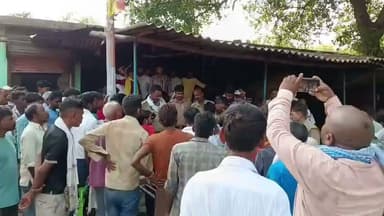 फतेहपुर में नाबालिग प्रेमी-प्रेमिका के मिलने पर बवाल, युवक की पिटाई का वीडियो वायरल
परिजनों ने पीछा कर दोनों को पकड़ा, पुलिस ने भीड़ से बचाकर थाने पहुंचाया
दोनों नाबालिग होने के चलते पुलिस ने समझाइश के बाद परिजनों को सौंपा, वायरल वीडियो की भी जांच
✒️रिपोर्ट पिंटू तिवारी
उत्तर प्रदेश। फतेहपुर जिले के खखरेरू थाना क्षेत्र में दो नाबालिगों से जुड़ा एक मामला चर्चा का विषय बना हुआ है। सोशल मीडिया पर वायरल वीडियो में एक किशोर के साथ मारपीट होती दिखाई दे रही है। पुलिस के अनुसार, दोनों नाबालिग हैं और आपस में रिश्तेदार बताए जा रहे हैं। मामले में पुलिस ने हस्तक्षेप कर दोनों को सुरक्षित थाने पहुंचाया और पूछताछ के बाद परिजनों के सुपुर्द कर दिया। पुलिस का कहना है कि मामले की जांच की गई और किसी भी पक्ष ने लिखित कानूनी कार्रवाई की मांग नहीं की।
फतेहपुर जिले के खखरेरू थाना क्षेत्र के रक्षपालपुर चौराहे पर शनिवार को उस समय अफरा-तफरी मच गई, जब एक नाबालिग किशोर अपनी परिचित 15 वर्षीय किशोरी से मिलने पहुंचा। प्रारंभिक जानकारी के अनुसार, दोनों के बीच पहले से परिचय था और वे एक-दूसरे के संपर्क में थे।
बताया जा रहा है कि जब किशोरी घर पर नहीं मिली तो परिजनों ने उसकी तलाश शुरू की। कुछ समय बाद दोनों रक्षपालपुर चौराहे के समीप दिखाई दिए। यह देखते ही परिजनों का गुस्सा फूट पड़ा और आरोप है कि कुछ ग्रामीणों के साथ मिलकर किशोर की पिटाई कर दी गई। इस दौरान मौजूद लोगों ने घटना का वीडियो बना लिया, जो देखते ही देखते सोशल मीडिया पर वायरल हो गया।
प्रत्यक्षदर्शियों के अनुसार, घायल किशोर की हालत बिगड़ने पर मौके पर मौजूद किशोरी उसे पानी पिलाती भी दिखाई दी। इसी बीच सूचना मिलने पर पुलिस मौके पर पहुंची और भीड़ से किशोर को सुरक्षित निकालकर थाने ले गई। बाद में घायल किशोर को उपचार के लिए अस्पताल भेजा गया।
जानकारी के अनुसार, किशोर अशोथर थाना क्षेत्र का रहने वाला है, जबकि किशोरी खखरेरू थाना क्षेत्र की निवासी है। बताया जा रहा है कि दोनों रिश्तेदारी में हैं और सोशल मीडिया के माध्यम से लगातार संपर्क में थे। पुलिस के अनुसार, दोनों नाबालिग हैं।
थाने में दोनों से अलग-अलग पूछताछ की गई। प्रभारी निरीक्षक सतपाल सिंह ने बताया कि दोनों पक्षों के परिजनों को बुलाकर बातचीत कराई गई। चूंकि दोनों नाबालिग हैं और किसी भी पक्ष ने लिखित शिकायत देकर कानूनी कार्रवाई की मांग नहीं की, इसलिए आवश्यक समझाइश के बाद दोनों को उनके परिजनों के सुपुर्द कर दिया गया।
हालांकि, वायरल वीडियो को लेकर पुलिस आवश्यक तथ्यों का परीक्षण कर रही है। यदि किसी प्रकार की कानून व्यवस्था या मारपीट से संबंधित अपराध सामने आता है तो विधिक कार्रवाई की जाएगी।
वायरल फैक्ट
इस घटना का वीडियो सोशल मीडिया पर तेजी से साझा किया जा रहा है। हालांकि किसी भी वायरल वीडियो के आधार पर निष्कर्ष निकालने से पहले पुलिस जांच और आधिकारिक तथ्यों का इंतजार करना जरूरी है। साथ ही, नाबालिगों की पहचान उजागर करना या उनकी निजी जानकारी सार्वजनिक करना कानूनन अनुचित हो सकता है।
यह घटना केवल एक पारिवारिक विवाद नहीं, बल्कि नाबालिगों की सुरक्षा, अभिभावकों की जिम्मेदारी और कानून के सम्मान का भी विषय है। विशेषज्ञों का मानना है कि ऐसे मामलों में भीड़ द्वारा हिंसा के बजाय संवेदनशील संवाद, कानूनी प्रक्रिया और बाल संरक्षण के सिद्धांतों का पालन किया जाना चाहिए।
🟥 ND NEWS | दैनिक निष्पक्ष धारा की जनहित अपील
ND NEWS सभी अभिभावकों, ग्रामीणों और नागरिकों से अपील करता है कि नाबालिगों से जुड़े मामलों में कानून अपने हाथ में न लें। किसी भी परिस्थिति में मारपीट या भीड़ द्वारा हिंसा समाधान नहीं है। बच्चों को सही मार्गदर्शन, संवाद और परामर्श की आवश्यकता होती है।
प्रशासन, पुलिस और बाल संरक्षण विभाग से भी अनुरोध है कि ऐसे मामलों में संवेदनशीलता के साथ कार्रवाई करें तथा नाबालिगों के अधिकारों और सुरक्षा को सर्वोच्च प्राथमिकता दें।
जनहित में सुझाव
नाबालिग बच्चों की ऑनलाइन गतिविधियों पर सकारात्मक निगरानी रखें।
किसी भी विवाद की स्थिति में पुलिस और बाल संरक्षण इकाई से संपर्क करें।
कानून हाथ में लेने या भीड़ द्वारा हिंसा से बचें।
सोशल मीडिया पर नाबालिगों के वीडियो और पहचान साझा न करें।
परिवारों में संवाद और नैतिक शिक्षा को बढ़ावा दें।
👇🏿👇🏿👇🏿
#NDNews #दैनिकनिष्पक्षधारा #Fatehpur #Khakhreru #Ashothar #UPPolice #FatehpurPolice #ChildProtection #JuvenileJustice #ViralVideo #BreakingNews #LawAndOrder #UttarPradesh
👇👇
@dgpup
@RSSorg
@UPGovt
@wpl1090
@RSSgeet
@Uppolice
@MIB_India
@PMOIndia
@HMOIndia
@abmanglik
@VHPDigital
@igrangealld
@myogioffice
@InfoDeptUP
@dmfatehpur
@sdmsadarftp
@CMOfficeUP
@CMOUP_RC
@UPPRD1948
@ChiefSecyUP
@ChiefSecyUP
@MahantYogiG
@FatehpurSdm
@fatehpurpolice
@BajrangDalOrg
@112UttarPradesh
@myogiadityanath
@CommissionerPrg
@ADGZonPrayagraj
👇🏿👇🏿👇🏿👇🏿
🟥 ND NEWS | दैनिक निष्पक्ष धारा
मुख्य संपादक / संस्थापक: राजन सिंह हाड़ा
सह-संपादक: शालिनी सिंह भदौरिया
📍 कार्यालय-3: U158, हीरा स्वीट्स के पास, विकास मार्ग, लक्ष्मी नगर, पूर्वी दिल्ली, पिन कोड – 110092 (NCR)
📍 कार्यालय-2: विधानसभा रोड, बर्लिंगटन चौराहा, लखनऊ – 226001 (UP)
📍 कार्यालय-1: 1/1 अटल बिहारी चौराहा, नियर बर्मा चौराहा, फतेहपुर – 212601 (UP)
📅 दिनांक: 28 जून 2026
📆 दिन: रविवार
📧 Email: ndnewschannel@gmail.com
📞 मोबाइल: 9696119696